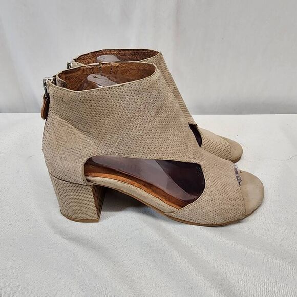 Gentle Souls by Kenneth Cole Women's 8 Charlene Peep Toe Suede Ankle Heels - Picture 3 of 11